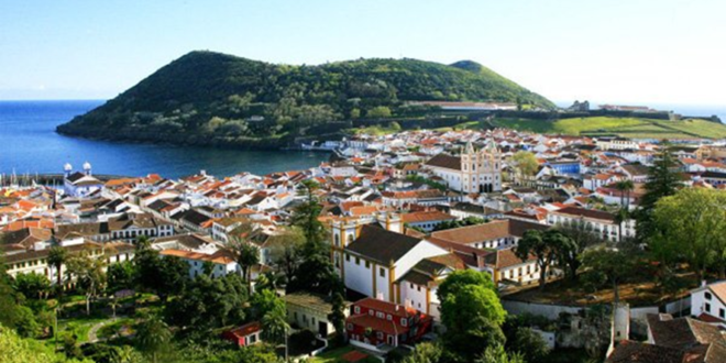 Cidade de Angra do Heroísmo na costa sul da Ilha Terceira Açores Portugal