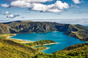 Reserva Natural da Lagoa do Fogo na cratera do vulcão Pico do Fogo na ilha de São Miguel, a maior ilha do arquipélago dos Açores Portugal. Reserva Natural da Lagoa do Fogo na cratera do vulcão Pico do Fogo na ilha de São Miguel, a maior ilha do arquipélago dos Açores Portugal.
