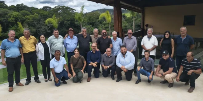 Prefeitos do Alto Paraopeba na Fazenda do empresário Márcio Kakau – Ao centro: Mateus Simões e Fernanda Altoé