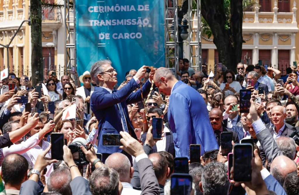 Romeu Zema passa definitivamente o governo de Minas a Mateus Simões no Palácio da Liberdade