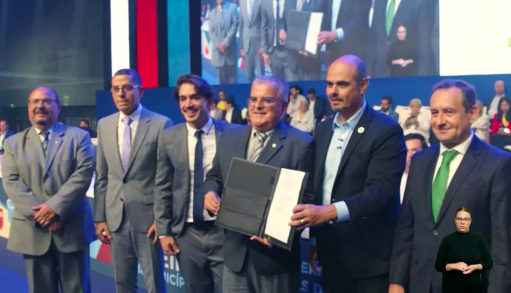 Foto: Divulgação TJMG - homologação do 2º Termo Aditivo promoveu a inclusão do TCEMG como partícipe do ajuste, bem como estabeleceu cláusulas adicionais voltadas para o aprimoramento da execução do acordo (Crédito: YouTube / Reprodução) - Governador Mateus Simões.