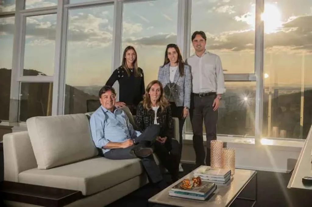Foto: Reprodução web - Alex Veiga, Heloisa Martins Veiga, Patrícia Martins Veiga, Renata Martins Couto Veiga e Lucas Couto.