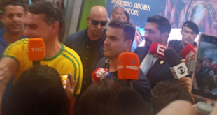 Flávio Bolsonaro retorna ao Brasil