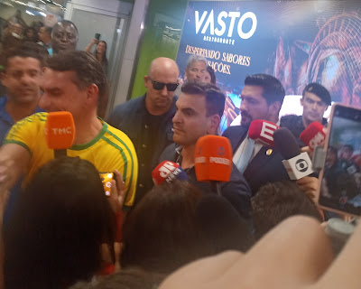 Flávio Bolsonaro retorna ao Brasil