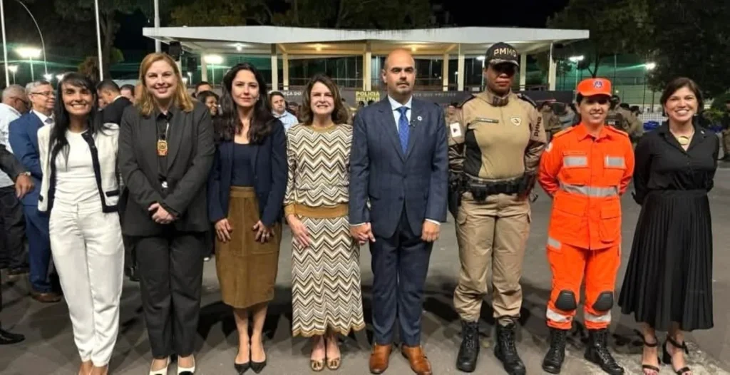Foto: Facebook Governador Mateus Simões com a esposa Christiana Renault, Coronel Cleide Barcelos dos Reis Rodrigues, Coronel BM Jordana de Oliveira Filgueiras Daldegan, Delegada Geral Letícia Baptista Gamboge Reis e convidadas