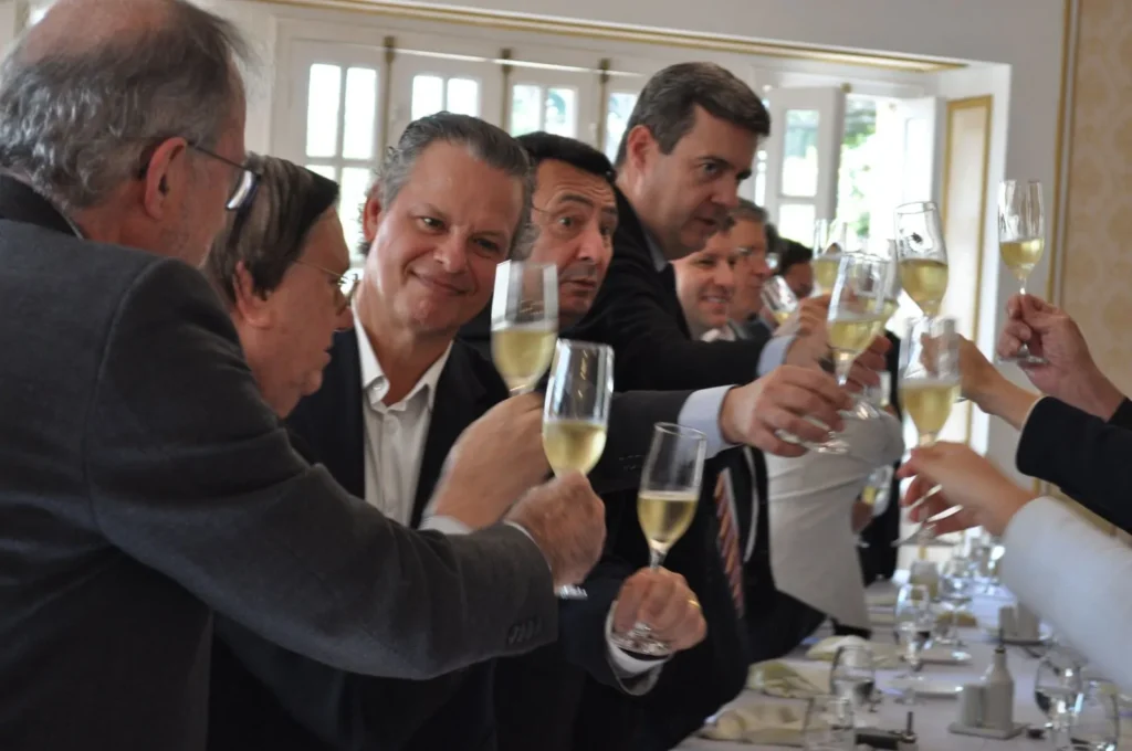 Foto: CFMG - Almoço no Automóvel Clube - Rodrigo Palhares Guerra Lages, VAlte Said e VAlte Garriga Marinha reforça laços com Minas Gerais em homenagem a vice-almirantes