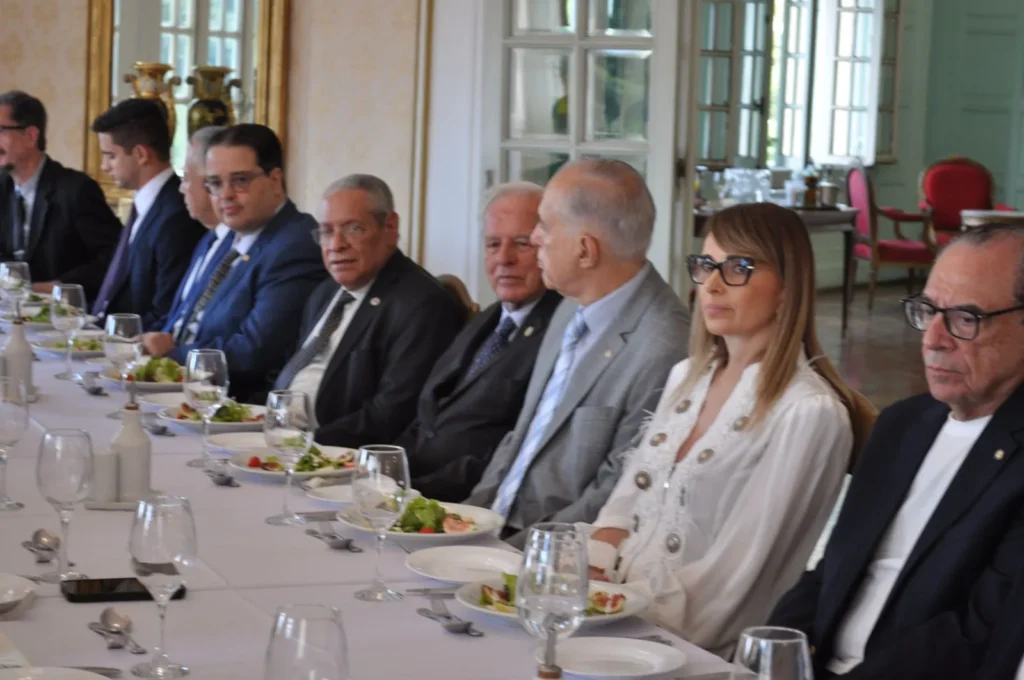 Foto: CFMG - Dr. Sebastião Helvécio, Dra Elke de Moura Andrade, Professor Paulo Roberto Cardoso, Prof Dr Borges Horta , 1 VP do IHGMG dr Josemar Alvarenga e Prof Dr Joaquim Salgado Marinha reforça laços com Minas Gerais em homenagem a vice-almirantes