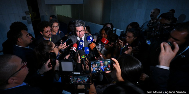 Randolfe Rodrigues é líder do Governo no Senado