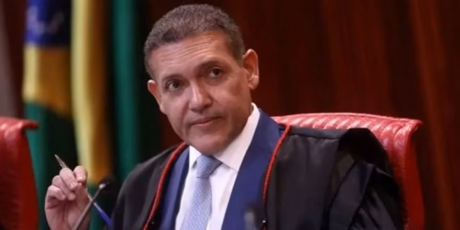 Ministro Kássio Nunes Marques sentado em cadeira do plenário do Tribunal Superior Eleitoral durante apuração eleitoral