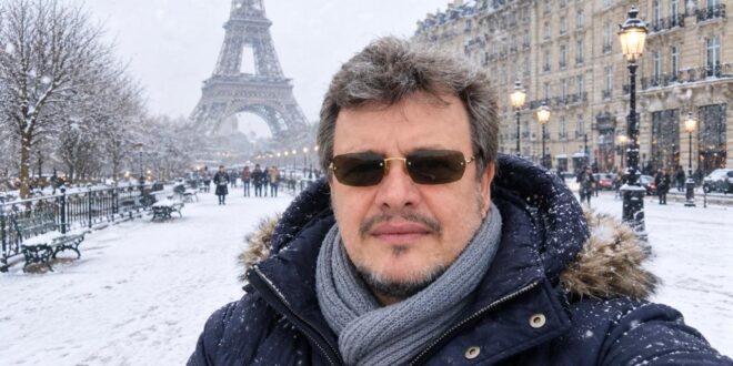 Jornalista Neimar Fernandes em Paris, com a Torre Eiffel ao fundo durante um dia de neve, explica sobre a hora de baixar o trem de pouco nas eleições